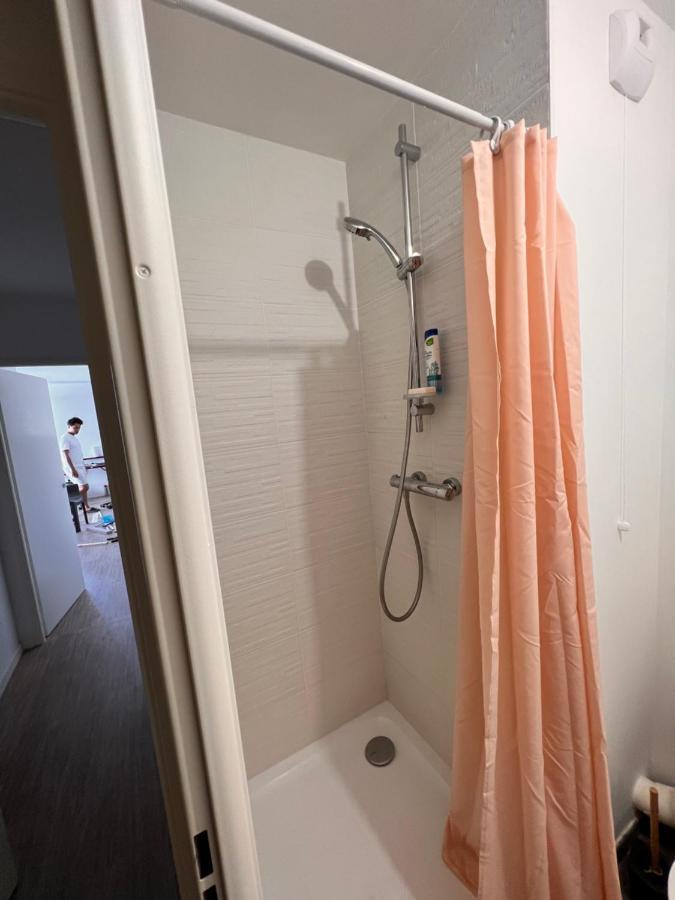 Chambre Individuelle Dans Un Appartement A 37 De Champs Elysees Сартрувиль Экстерьер фото