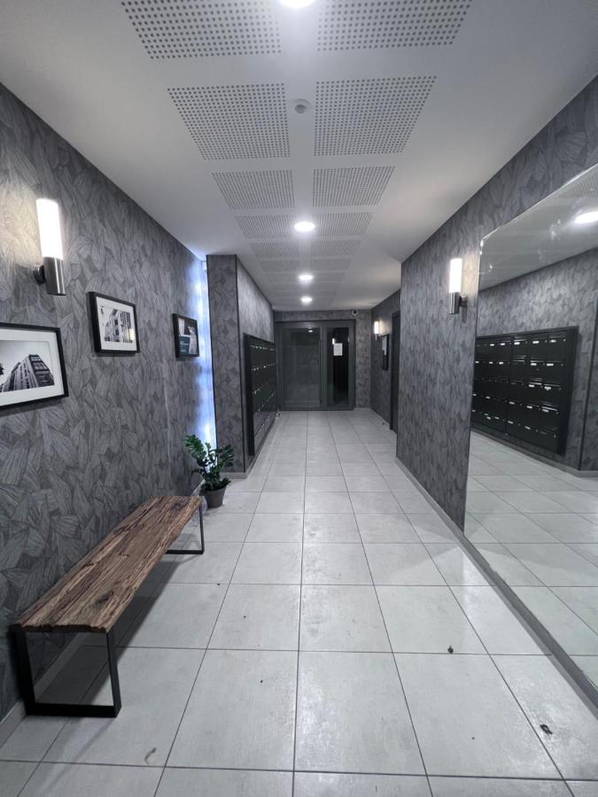 Chambre Individuelle Dans Un Appartement A 37 De Champs Elysees Сартрувиль Экстерьер фото